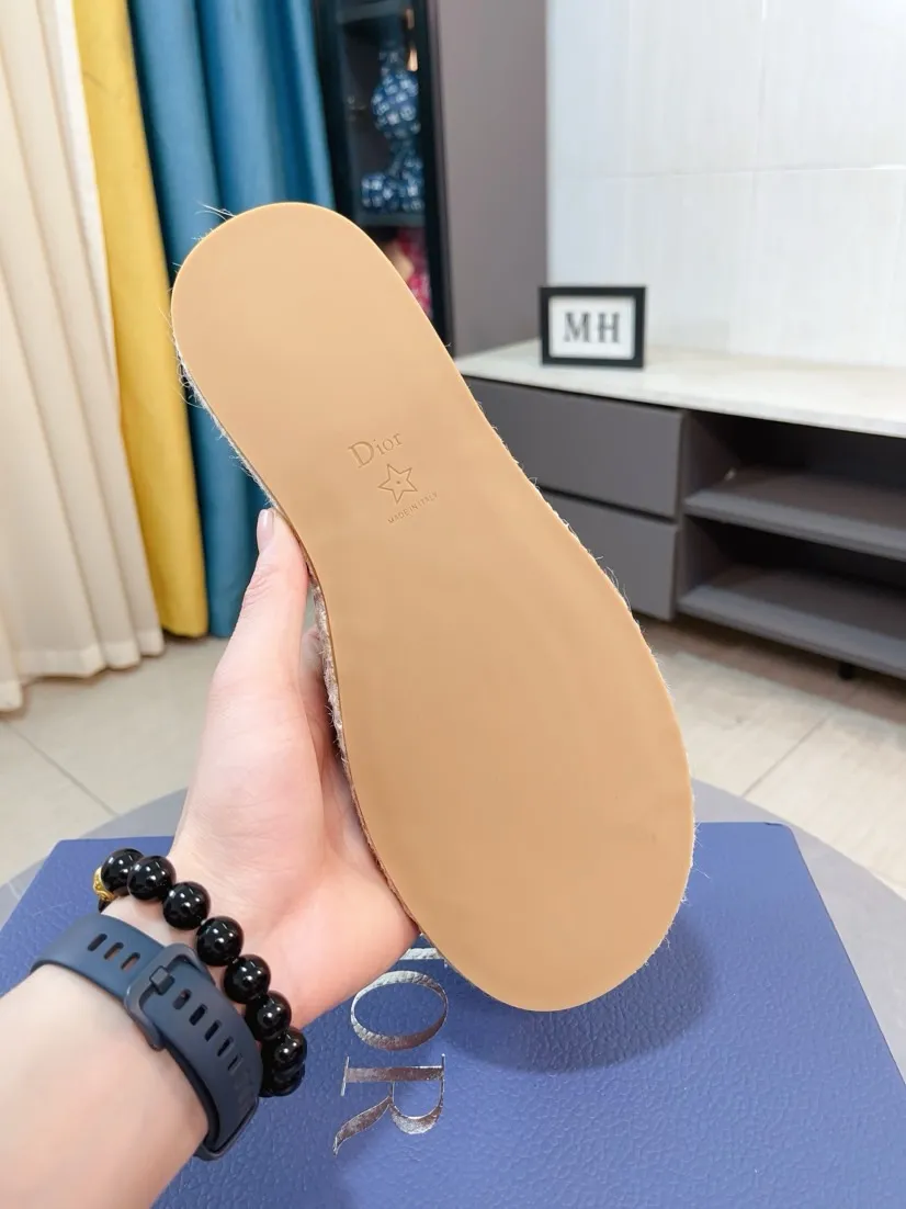 Men's men's shoes💰320🌸🌸High-end version. DIOR💁Men's slippers, high-end and upscale [strong][strong], compare quality at counters. The upper is hand-drawn, a combination of native hemp and raw rubber sole [strong][strong], breathable and non-slip outsole [rose][rose], breathable and comfortable lambskin lining, density 100% comfortable [gift][gift], original wear-resistant code number 38-44. Can be customized 45-46-47
